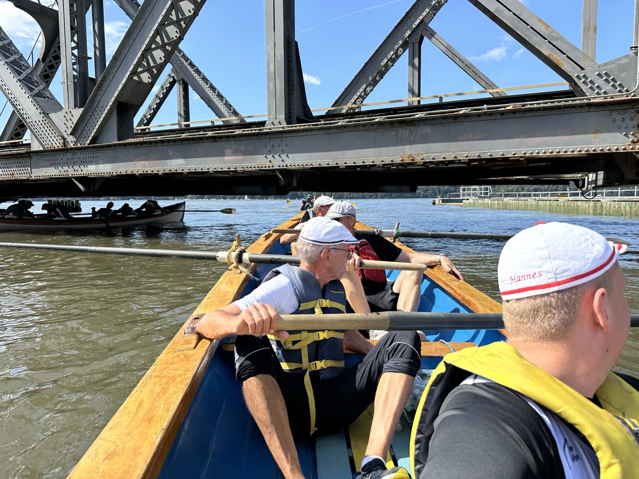 Die niedrige Brücke kommt! Alle hinlegen!