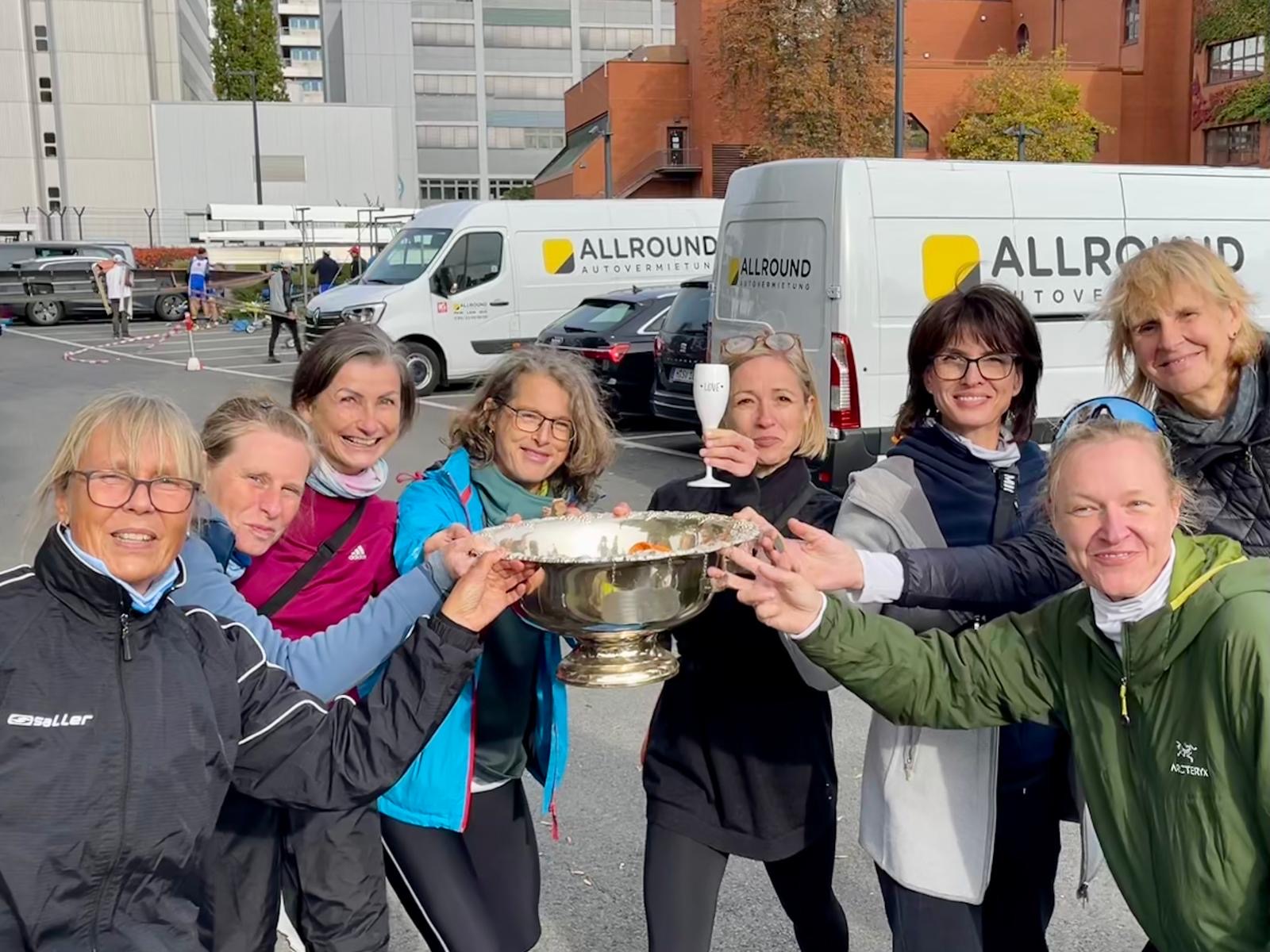 Die Damen mit dem Pokal (den aber Andere bekommen haben...)